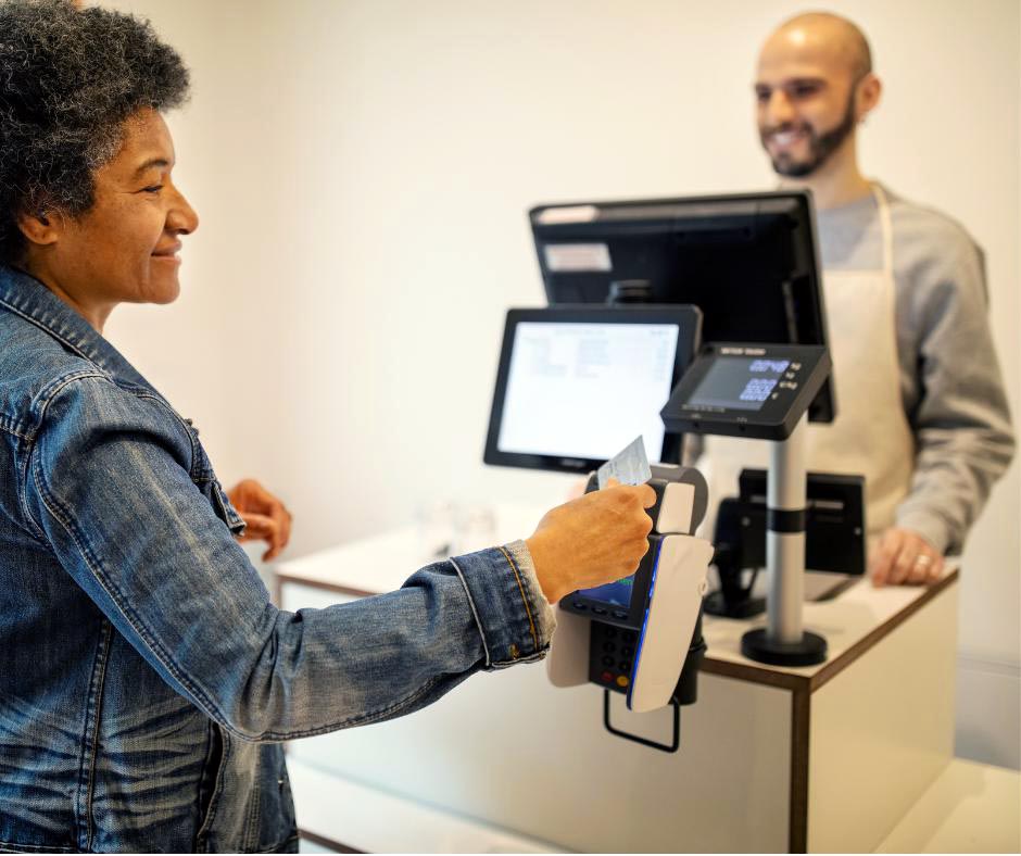 Une cliente passe à la caisse... Une caisse très moderne avec écran client et un TPE est mis à sa disposition. Elle y passe sa carte bleue.