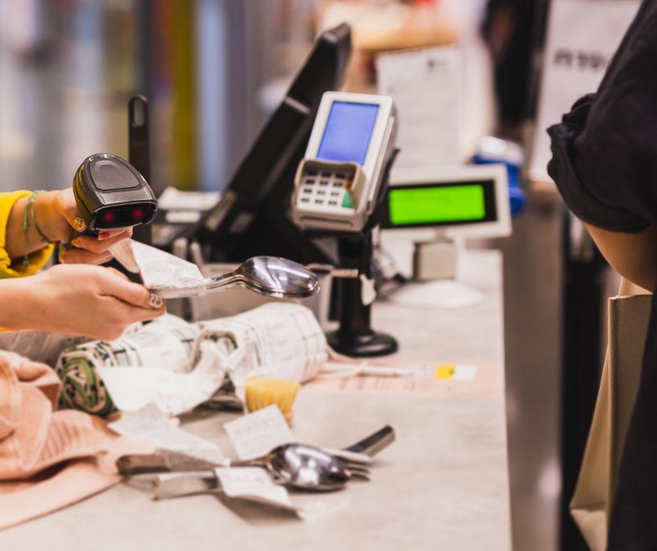 Matériel de caisse sur le comptoir d’un magasin.