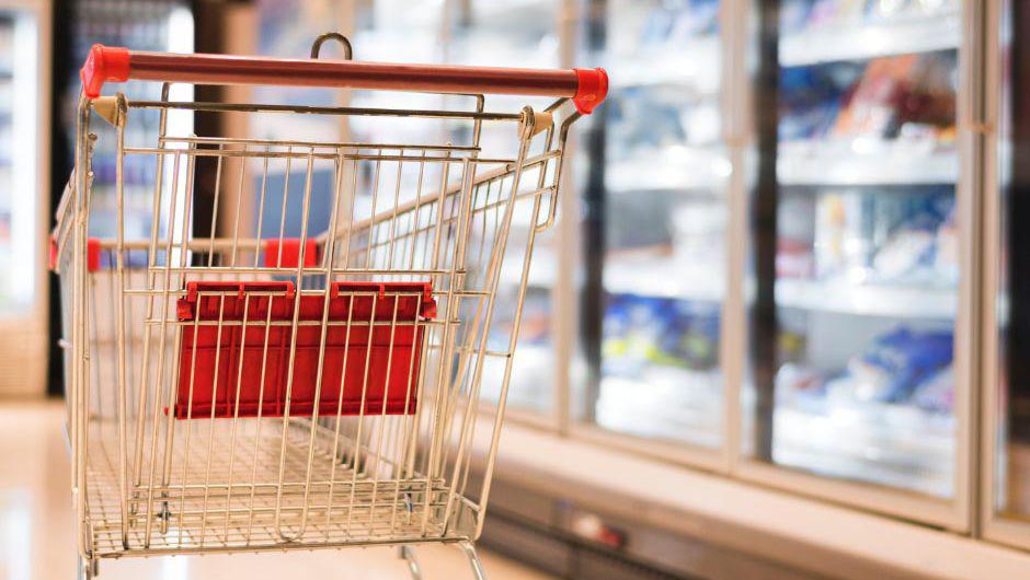 Un caddie vide apparaît dans le rayon d’une supérette.