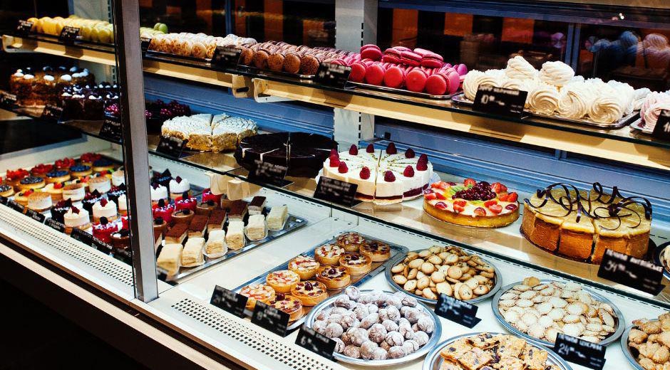 Gâteaux et nombreuses pâtisseries bien mis en avant dans un commerce utilisant le logiciel de caisse enregistreuse pour pâtisserie KerAwen.