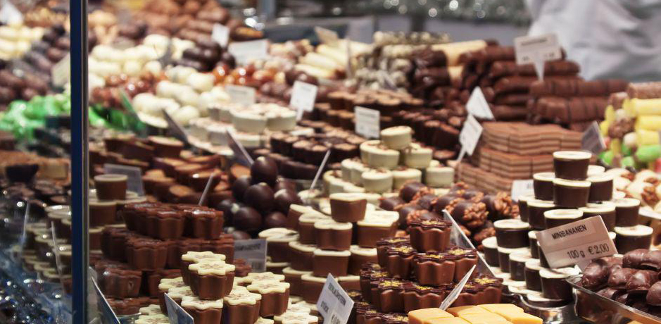 De très nombreux chocolats très appétissants sur le présentoir d’un magasin utilisant un logiciel de caisse enregistreuse chocolaterie.