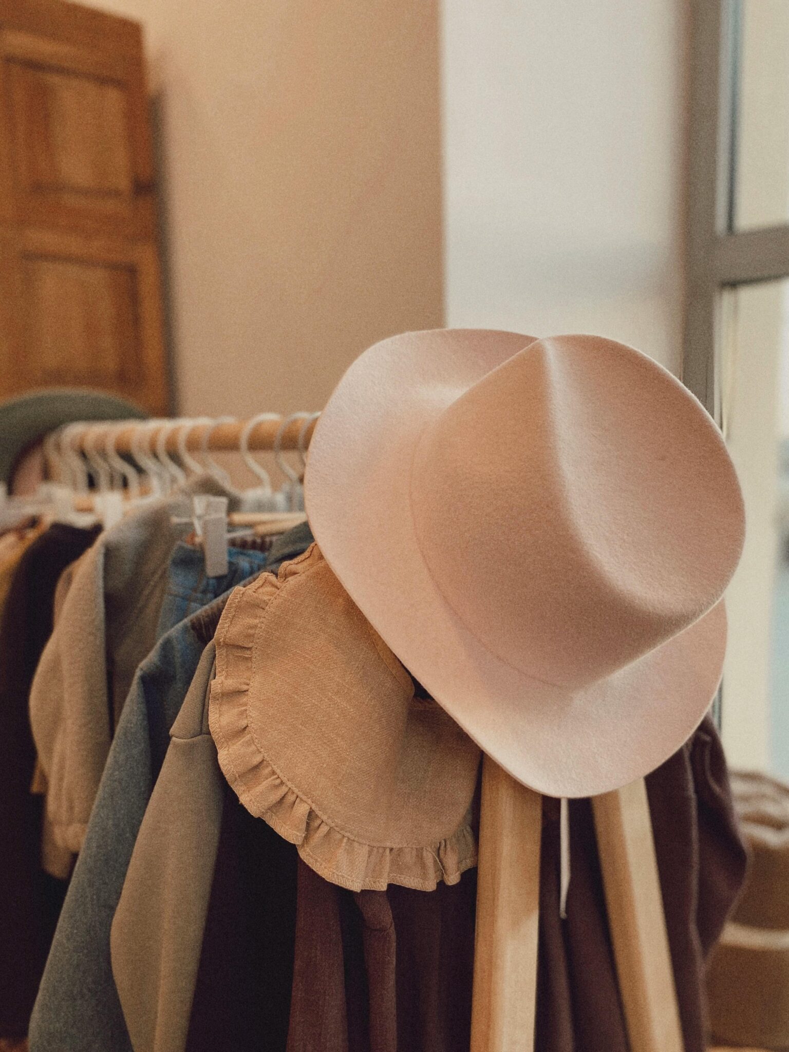 Logiciel de caisse et gestion des stocks prêt-à-porter : chapeau et vêtements sur un portant