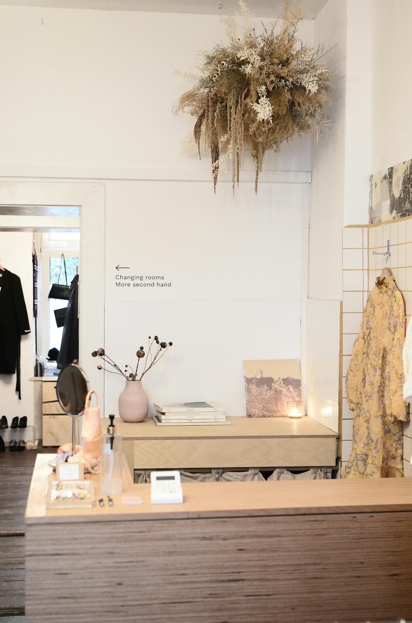 Caisse enregistreuse pour magasin de vêtements : comptoir en bois et cabine d’essayage