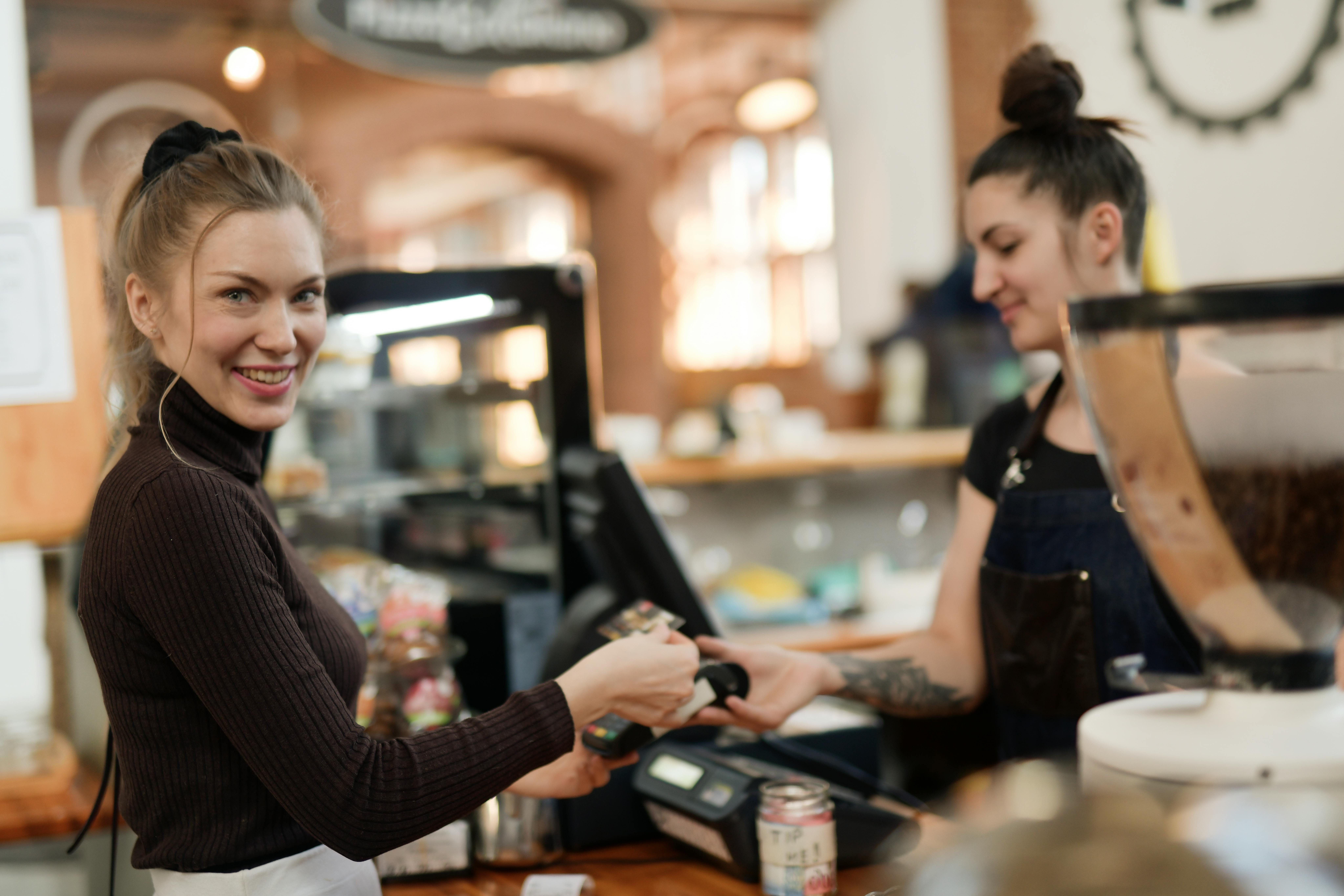 Commerçant utilisant un logiciel de caisse digital en boutique