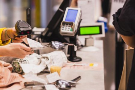 Matériel de caisse sur le comptoir d’un magasin.